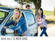 Молодые люди толкают автомобиль. Стоковое фото, фотограф CandyBox Images / Фотобанк Лори
