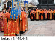 Служители церкви на Молебне в защиту веры и поруганных святынь в Храме Христа Спасителя, Москва, Россия (2012 год). Редакционное фото, фотограф Николай Винокуров / Фотобанк Лори