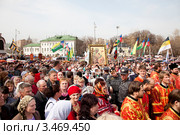 Православные верующие на Молебне в защиту веры и поруганных святынь в Храме Христа Спасителя, Москва, Россия (2012 год). Редакционное фото, фотограф Николай Винокуров / Фотобанк Лори