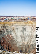 Город Мирный. Кимберлитовый карьер трубки "Мир" Стоковое фото, фотограф Роман Фомин / Фотобанк Лори
