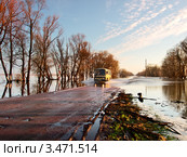 Автобус едет по затопленной дороге. Луховицкий район Московской области (2012 год). Редакционное фото, фотограф Liseykina / Фотобанк Лори