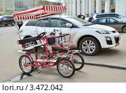 Велотакси на стоянке на ВВЦ (2012 год). Редакционное фото, фотограф Елена Коромыслова / Фотобанк Лори