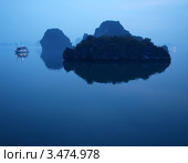 Бухта Халонг во Вьетнаме вечером. Стоковое фото, фотограф Алексей Кокоулин / Фотобанк Лори
