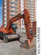 Москва. Экскаватор DOOSAN на фоне нового дома (2012 год). Редакционное фото, фотограф Lora / Фотобанк Лори