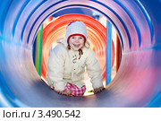 Девочка залезает в трубу. Стоковое фото, фотограф Дмитрий Калиновский / Фотобанк Лори