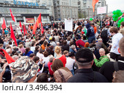 Участники "Марша миллионов" уселись на мостовую около кинотеатра "Ударник" в знак протеста в центре города Москвы, Россия (2012 год). Редакционное фото, фотограф Николай Винокуров / Фотобанк Лори