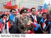 Ветеран Великой Отечественной войны стоит на митинге с гражданами Йемена на митинге КПРФ, посвященной празднику День Победы, Москва (2012 год). Редакционное фото, фотограф Николай Винокуров / Фотобанк Лори