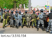 Бойцы полиции и ОМОНа теснят митингующих на "Марше миллионов" в Москве 6 мая 2012 года. Редакционное фото, фотограф Алёшина Оксана / Фотобанк Лори