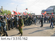 Бойцы полиции и ОМОНа теснят митингующих на "Марше миллионов" в Москве 6 мая 2012 года. Редакционное фото, фотограф Алёшина Оксана / Фотобанк Лори