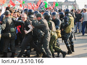 Митингующие пытаются прорвать оцепление на "Марше миллионов" в Москве 6 мая 2012 года. Редакционное фото, фотограф Алёшина Оксана / Фотобанк Лори