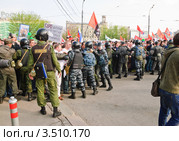 Бойцы полиции и ОМОНа теснят митингующих на "Марше миллионов" в Москве 6 мая 2012 года. Редакционное фото, фотограф Алёшина Оксана / Фотобанк Лори