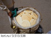 Продажа лепешек на улице Дели (2012 год). Стоковое фото, фотограф Яна Королёва / Фотобанк Лори