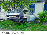 Старая машина во дворе дома, разобранная на запчасти. Стоковое фото, фотограф Павел Просветов / Фотобанк Лори