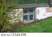 Окно в полуподвал старого дома (2012 год). Стоковое фото, фотограф Анатолий Матвейчук / Фотобанк Лори