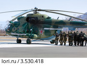 Спецназ штурмует вертолет, захваченный террористами (2012 год). Редакционное фото, фотограф А. А. Пирагис / Фотобанк Лори