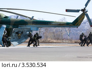 Спецназ штурмует вертолет, захваченный террористами (2012 год). Редакционное фото, фотограф А. А. Пирагис / Фотобанк Лори