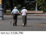 Пожилая пара идёт по улице (2010 год). Стоковое фото, фотограф Юрий Синицын / Фотобанк Лори