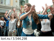 Москва. Благотворительный танцевальный флешмоб на Арбате (2012 год). Редакционное фото, фотограф Ирина Фирсова / Фотобанк Лори