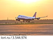 Вечерний рейс. Самолет Boeing 747-400 авиакомпании «Трансаэро» совершает посадку в Московском международном аэропорту Домодедово (2012 год). Редакционное фото, фотограф Владимир Сергеев / Фотобанк Лори