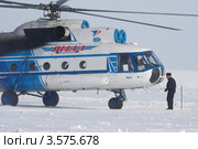 Борт-инженер вертолета Ми-8 осматривает вертолет после посадки (2012 год). Редакционное фото, фотограф Пьянков Александр / Фотобанк Лори