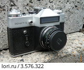 Пленочный фотоаппарат Зенит-Е (2012 год). Редакционное фото, фотограф Игорь Кутателадзе / Фотобанк Лори