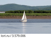 Яхта на Амуре. Хабаровский край (2012 год). Редакционное фото, фотограф Алёна Кухтина / Фотобанк Лори