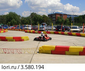 Ребенок катается на детской гоночной машине (2011 год). Редакционное фото, фотограф Onda / Фотобанк Лори