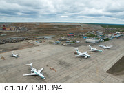 Аэродром города Мирный с высоты птичьего полёта с видом на рудник "Мир" (2012 год). Редакционное фото, фотограф Роман Фомин / Фотобанк Лори