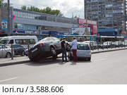 Автомобильная авария на Ленинском проспекте, Санкт-Петербург (2012 год). Редакционное фото, фотограф Кекяляйнен Андрей / Фотобанк Лори