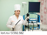 Врач с эндоскопом готовится к процедуре. Стоковое фото, фотограф Яков Филимонов / Фотобанк Лори