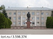 Администрация Шебекинского района и памятник Ленину (2012 год). Редакционное фото, фотограф Галина Лукьяненко / Фотобанк Лори