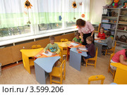 Детский сад, дети на уроке рисования (2011 год). Редакционное фото, фотограф Дмитрий Неумоин / Фотобанк Лори