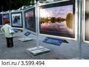 Фотовыставка под открытым небом "Мир глазами россиян" на Гоголевском бульваре, Москва (2012 год). Редакционное фото, фотограф Николай Винокуров / Фотобанк Лори