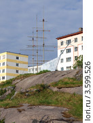 Стилизованный парусник на сопке, город Полярный, Мурманская область (2012 год). Редакционное фото, фотограф Вячеслав Палес / Фотобанк Лори