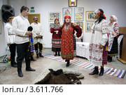 Народный русский костюм. Обряд жениха и невесты (2012 год). Редакционное фото, фотограф Дмитрий Неумоин / Фотобанк Лори