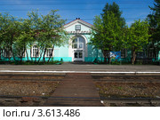 Железнодорожный вокзал, город Оленегорск, Мурманская область (2012 год). Стоковое фото, фотограф Вячеслав Палес / Фотобанк Лори