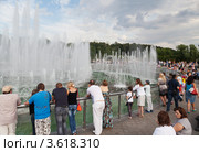 Посетители смотрят шоу фонтанов в парке Царицыно (2012 год). Редакционное фото, фотограф Родион Власов / Фотобанк Лори