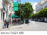 Тунис, главная центральная улица имени Habib Bourguiba, летнее кафе на тротуаре (2012 год). Редакционное фото, фотограф Кекяляйнен Андрей / Фотобанк Лори
