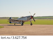 Истребитель P-51 "Мустанг" рулит на взлет (2010 год). Редакционное фото, фотограф Василий Фирсов / Фотобанк Лори