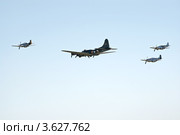 B-17 с эскортом истребителей (2010 год). Редакционное фото, фотограф Василий Фирсов / Фотобанк Лори