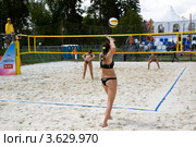Спортсменки играют на корте в финальной стадии Кубка мира по пляжному волейболу на Водном стадионе, Москва (2012 год). Редакционное фото, фотограф Николай Винокуров / Фотобанк Лори