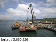 Погрузка металлолома на плашкоут в порту Владивостока (2012 год). Редакционное фото, фотограф Валерий Акулич / Фотобанк Лори