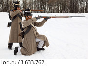 Два солдата целятся из ружей на исторической реконструкции (2011 год). Редакционное фото, фотограф Losevsky Pavel / Фотобанк Лори