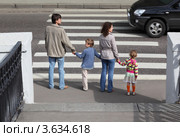 Родители с двумя детьми пропускают машины на пешеходном переходе. Стоковое фото, фотограф Losevsky Pavel / Фотобанк Лори