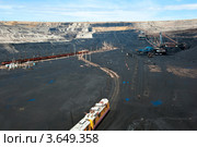 Железнодорожные составы и роторный экскаватор в угольном забое. Стоковое фото, фотограф Юлия Врублевская / Фотобанк Лори