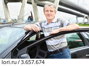 Водитель стоит рядом с автомобилем с ключами в руках. Стоковое фото, фотограф Кекяляйнен Андрей / Фотобанк Лори