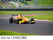 Болид Формула 2.0 участвует в чемпионате "Мировая серия Renault" на треке "Moscow Raceway" в Подмосковье (2012 год). Редакционное фото, фотограф Николай Винокуров / Фотобанк Лори