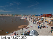 Отдыхающие на озере Развал, г. Соль-Илецк (2012 год). Редакционное фото, фотограф Кучкаев Марат / Фотобанк Лори