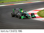 Болид Формула 2.0 участвует в чемпионате "Мировая серия Renault" на треке "Moscow Raceway" в Подмосковье (2012 год). Редакционное фото, фотограф Николай Винокуров / Фотобанк Лори
