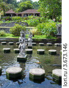 Императорские купальни Тирта Ганга (Taman Tirta Gangga) Бали, Индонезия (2009 год). Редакционное фото, фотограф Куликов Константин / Фотобанк Лори